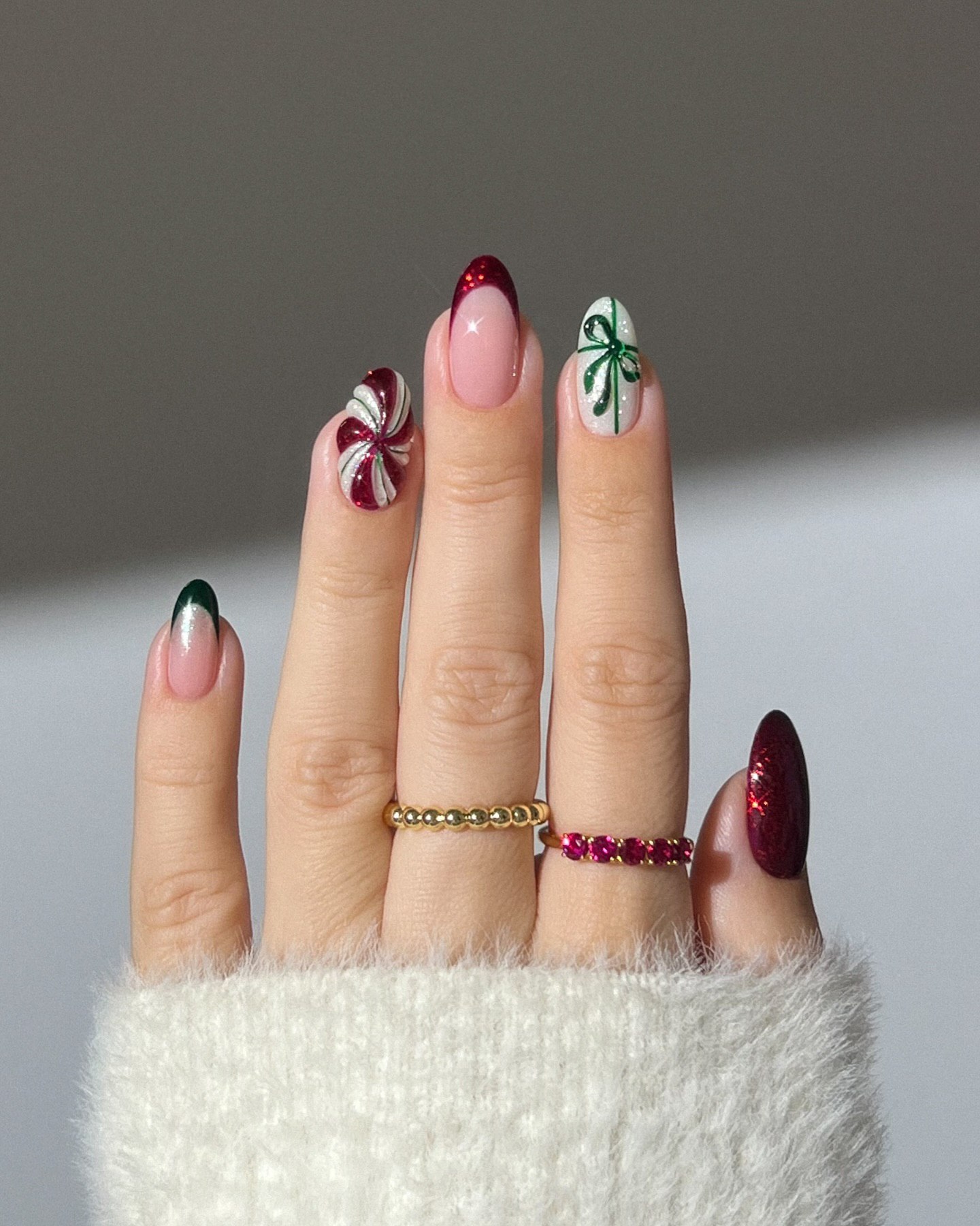 Червоний манікюр - розкішний варіант до Різдва та Нового року: добірка святкових дизайнів