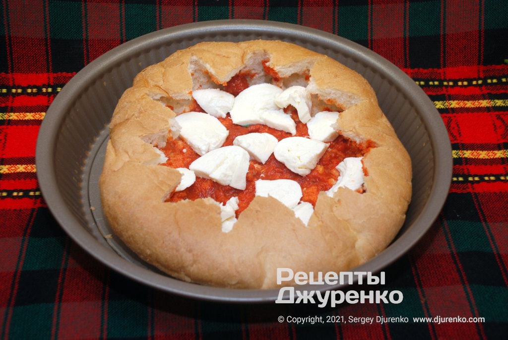 Кулинар дал рецепт простой пиццы из хлеба: готовится за 10 минут!