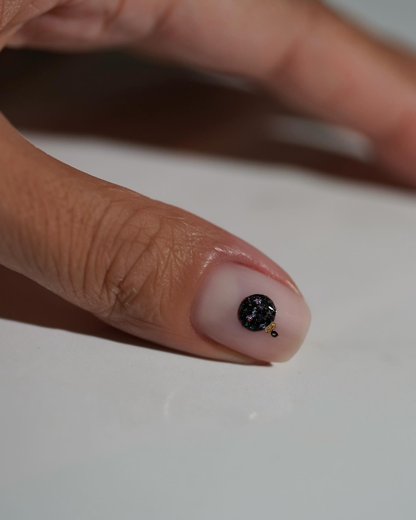 Волшебство на кончиках пальцев: идеи модного маникюра на Новый год 2025