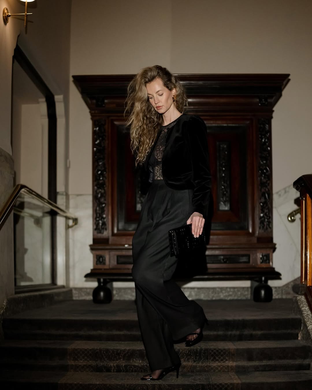 Total black: фешн-блогер показала елегантний образ на Новий рік, який зможе повторити кожна