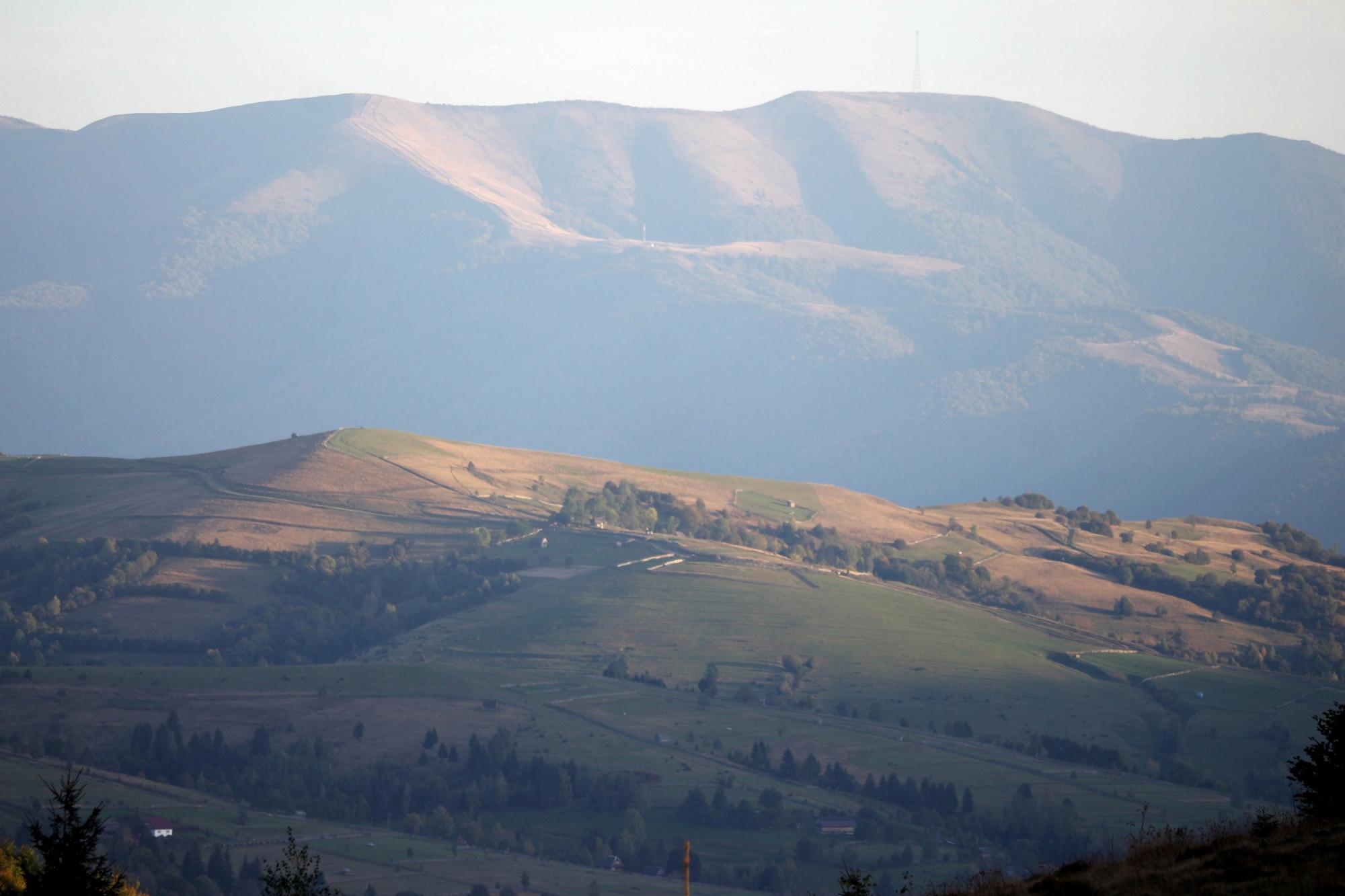 Різнобарвне листя вкрило дерева: як виглядають Карпати та озеро Синевир восени (фото)