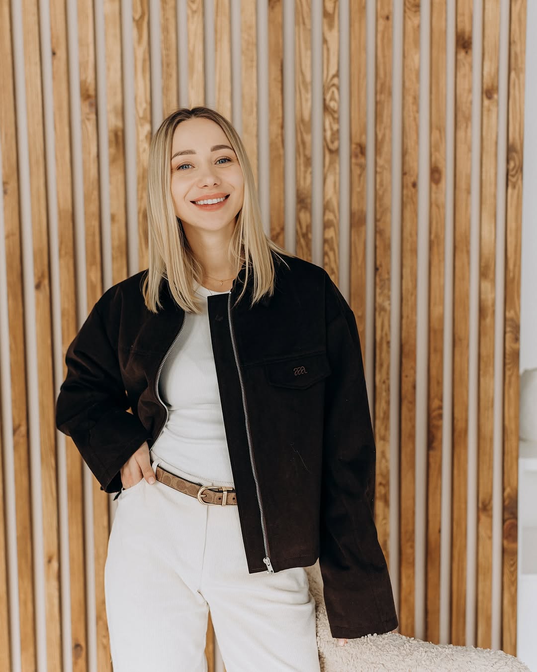 У наймоднішому кольорі весни 2025: дружина Віктора Павліка показала стильний "лук" із джинсами