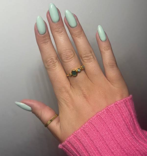 Светлый маникюр на весну: какой оттенок станет хитом в апреле 2025