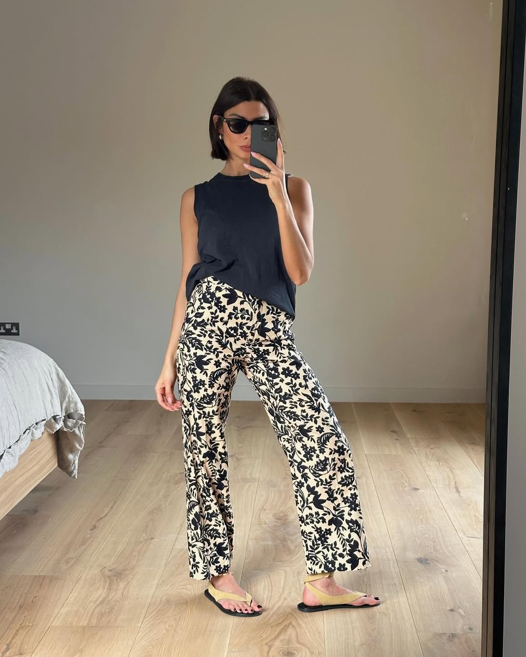 Желейні босоніжки, мюлі та в'єтнамки: як виглядає модне взуття на літо 2025