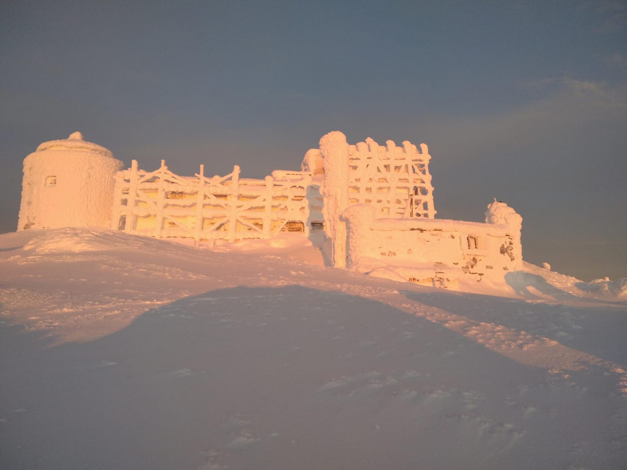 Красоту заснеженных Карпат в лучах солнца показали на сказочных фото
