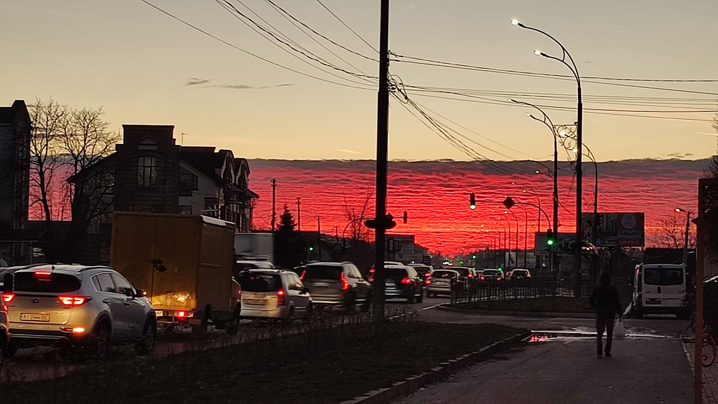 Над Киевом "пылало" небо: смотрите невероятные фото огненного заката