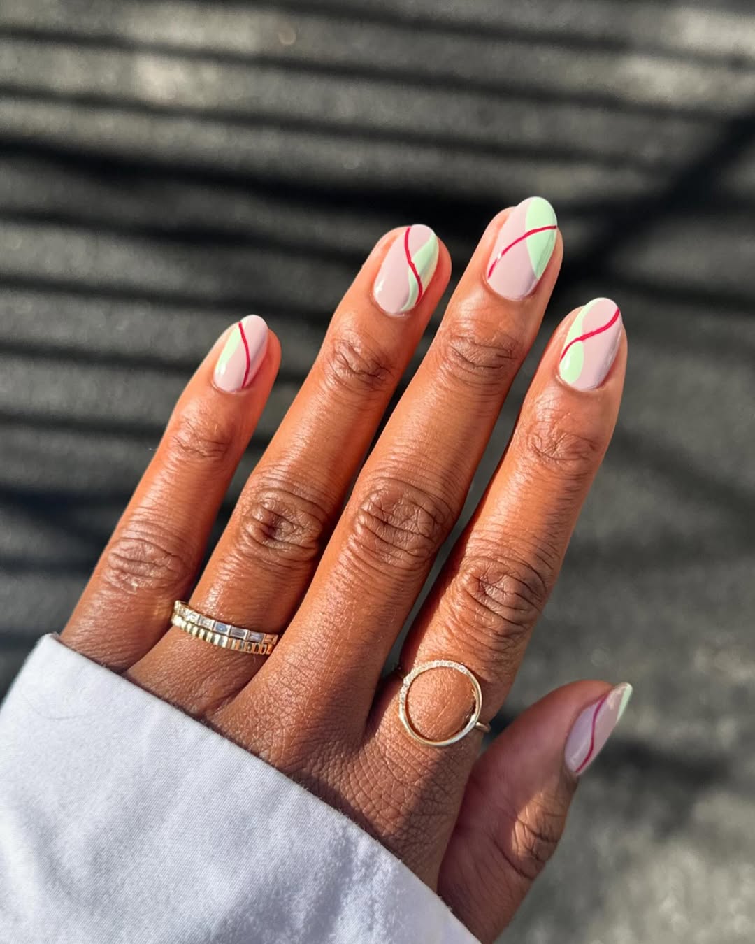 Грошовий манікюр на квітень: цей колір привабить багатство й удачу