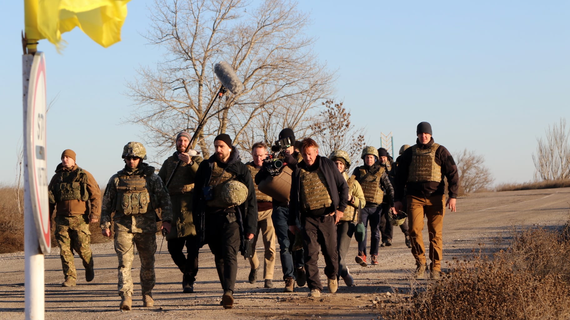 Шонн Пенн побывал на Донбассе: увидел последствия российской агрессии своими глазами (фото)
