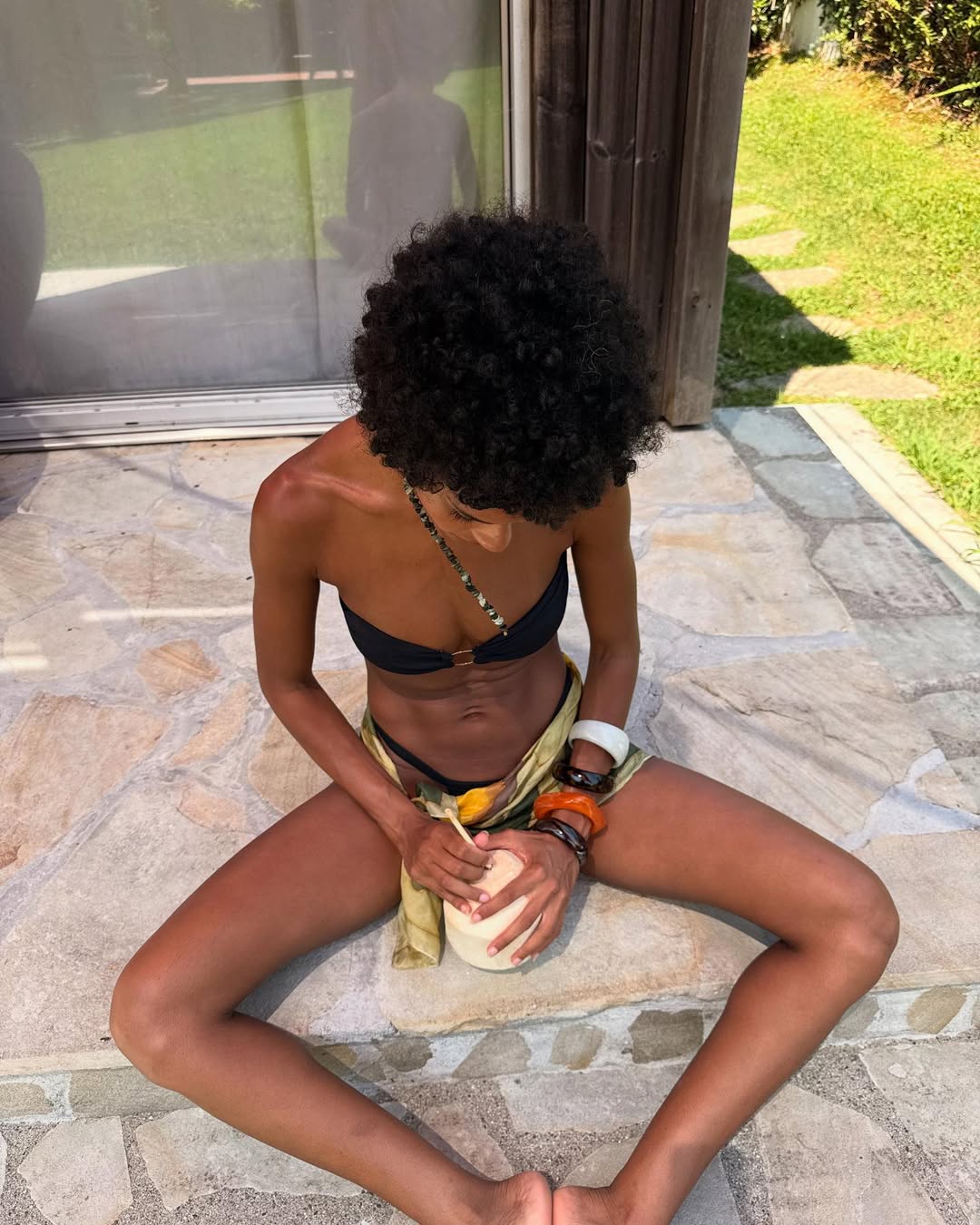 Молода дівчина Венсана Касселя похизувалася сталевим пресом у бікіні