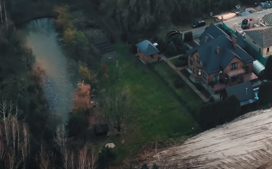 8 комнат и бассейн: стало известно, в каком роскошном доме живет Кива под Киевом