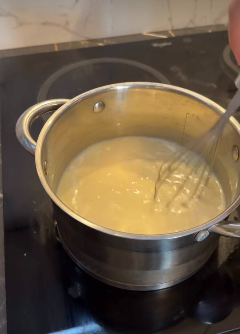 Рецепт десерту з чорницею, який схожий на гігантський еклер: здивує своїм смаком