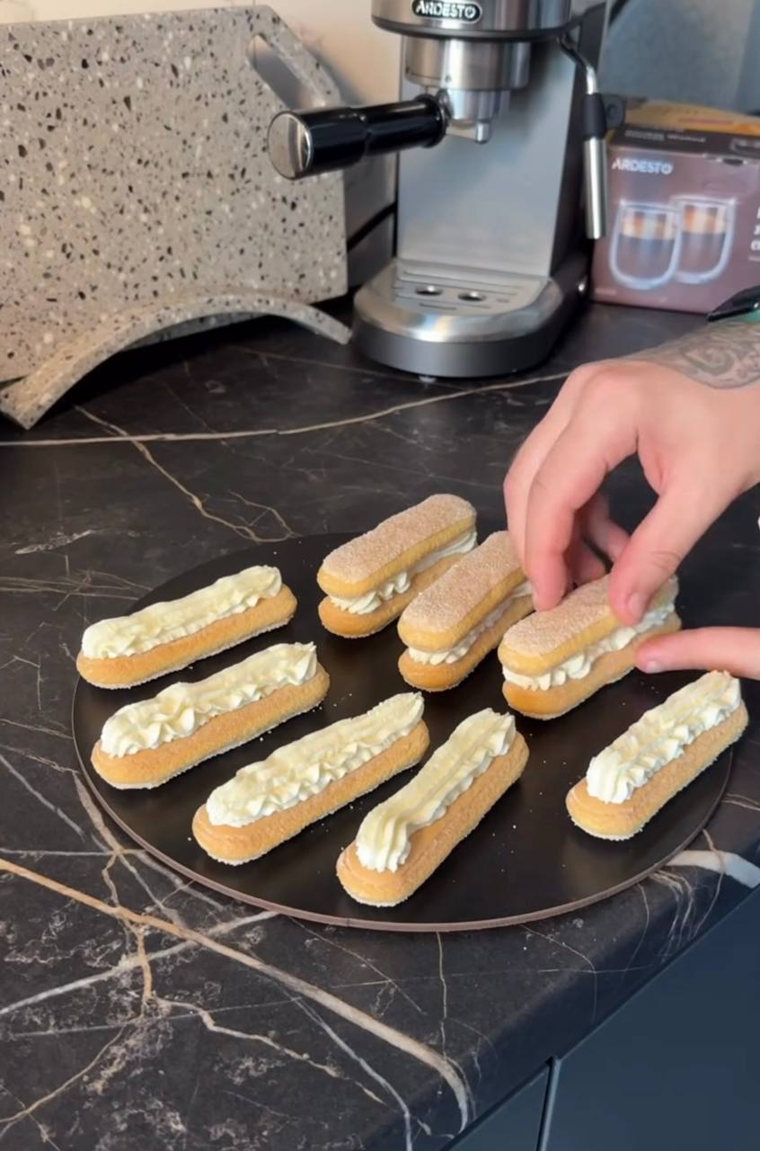 Ліниві еклери за 7 хвилин і без випікання: рецепт швидкого десерту