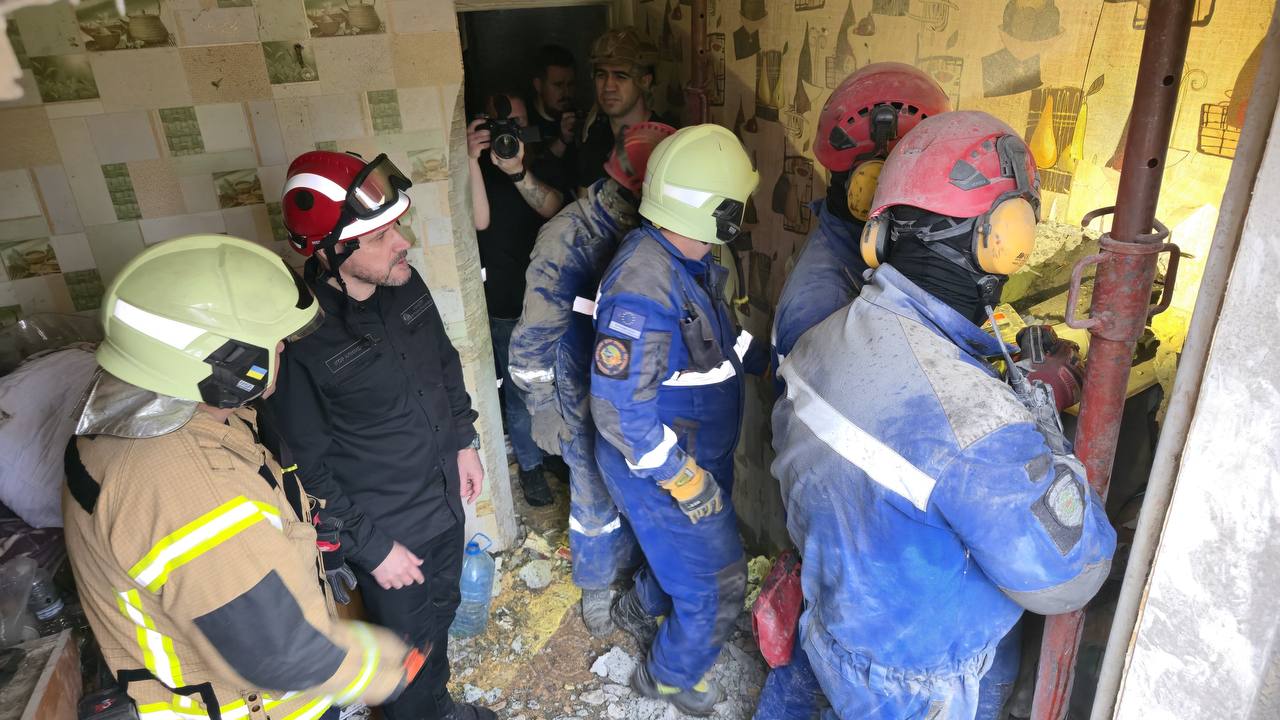 Живий! Рятувальники показали чоловіка, якого дістали з-під завалів в Києві