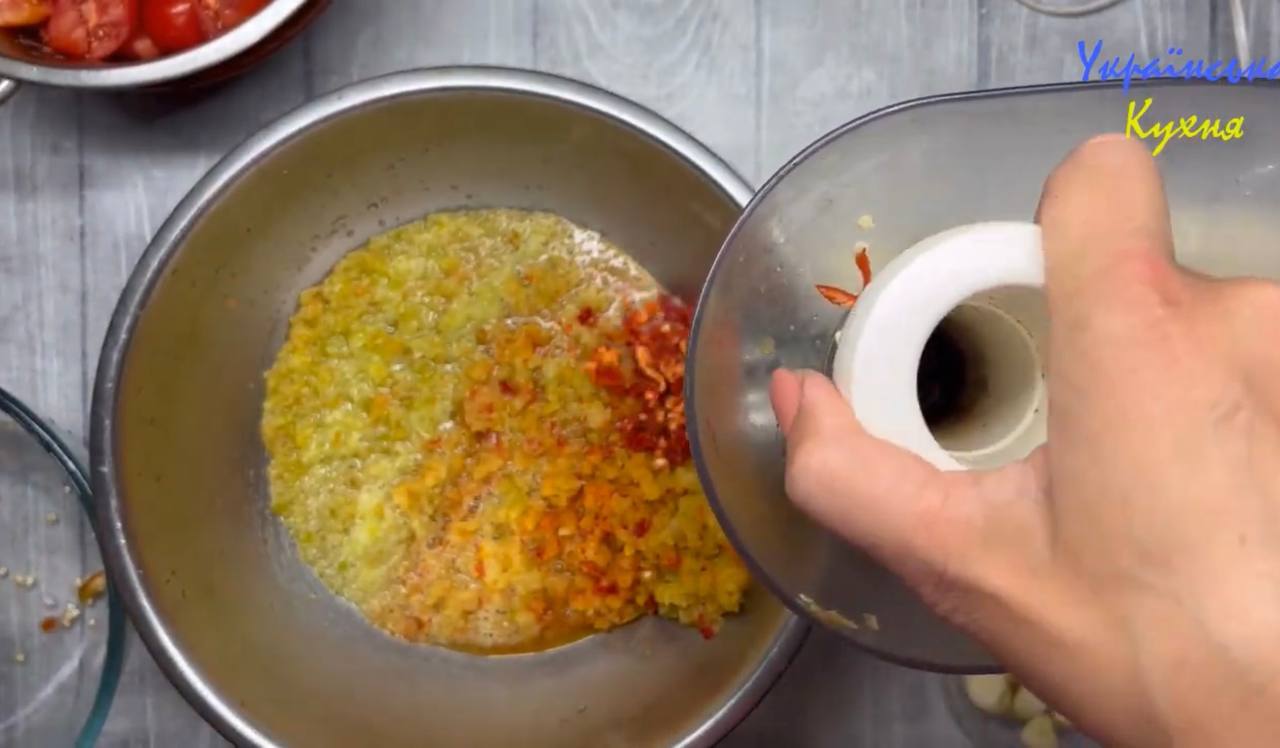 Смачна аджика на зиму без оцту та варіння: зберігає максимум вітамінів