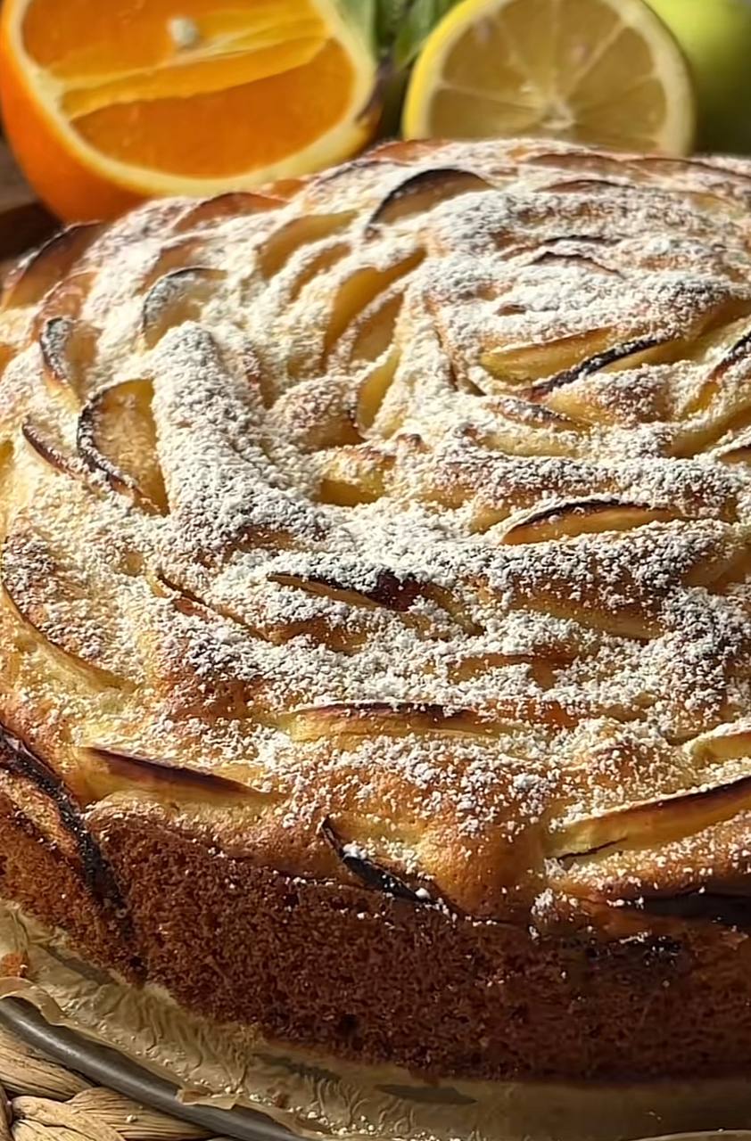 Готуємо смачну шарлотку на Яблучного Спаса: виходить неймовірно ніжною