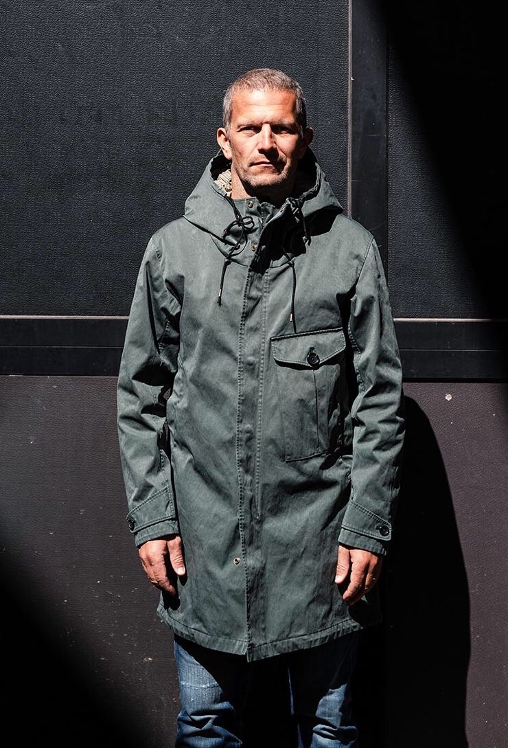 Плащ чи куртка: що краще вибрати чоловікам для дощової погоди восени 2025