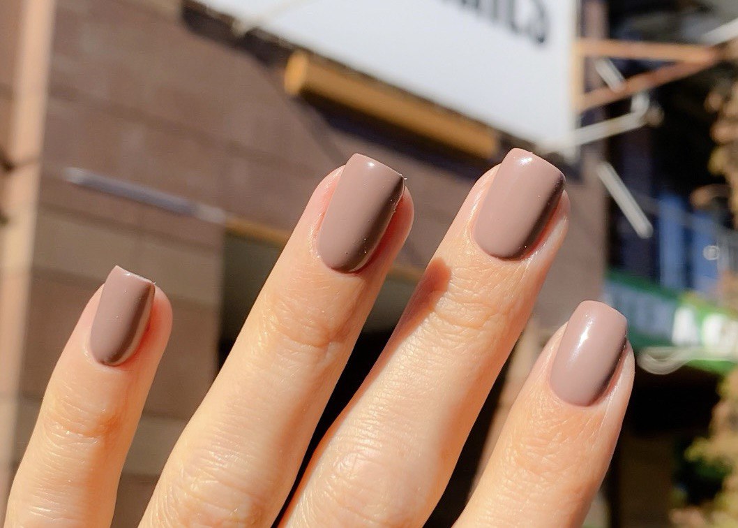 Какой маникюр сейчас в тренде: цвета, дизайны и секреты ухода