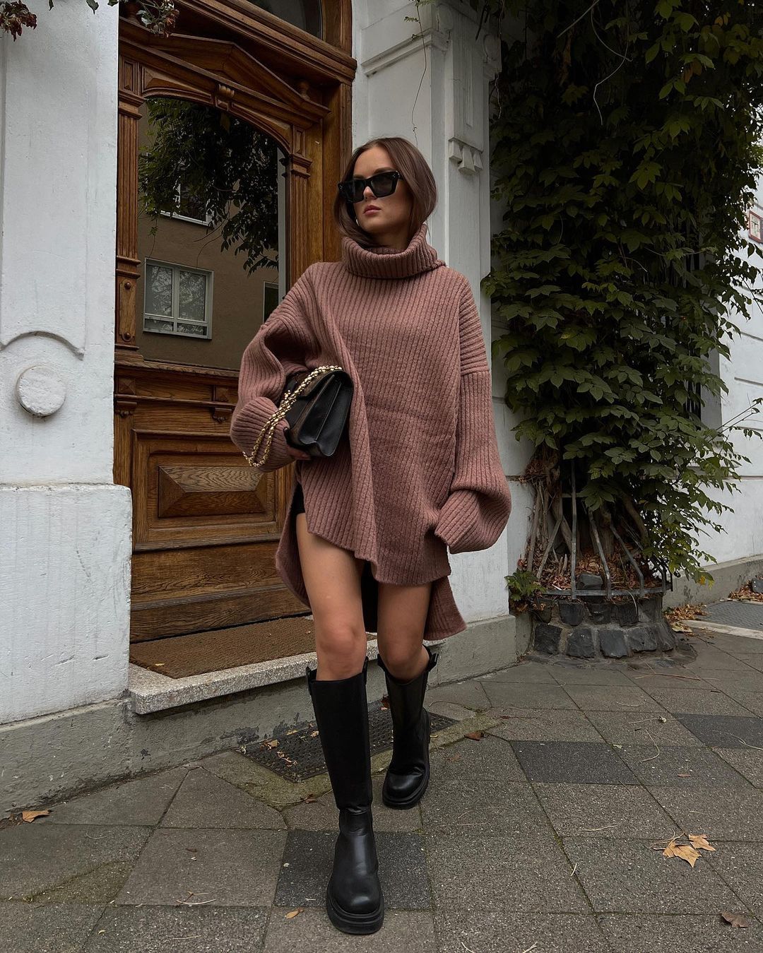 Як носити сукні з чоботами в листопаді 2025: 4 стильні формули сезону
