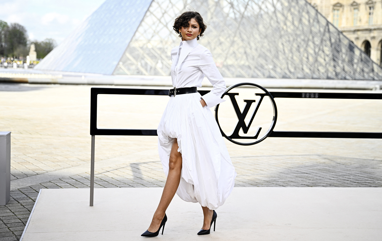 Обручальное кольцо, белое платье и новая прическа: Зендея покорила "свадебным" образом (фото)