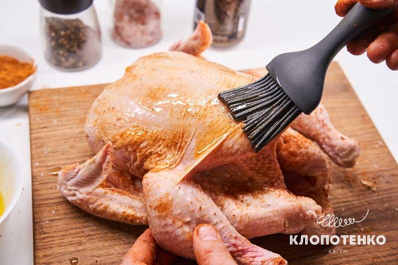 Клопотенко поделился рецептом идеальной запеченной курицы, усадив ее на пивную банку