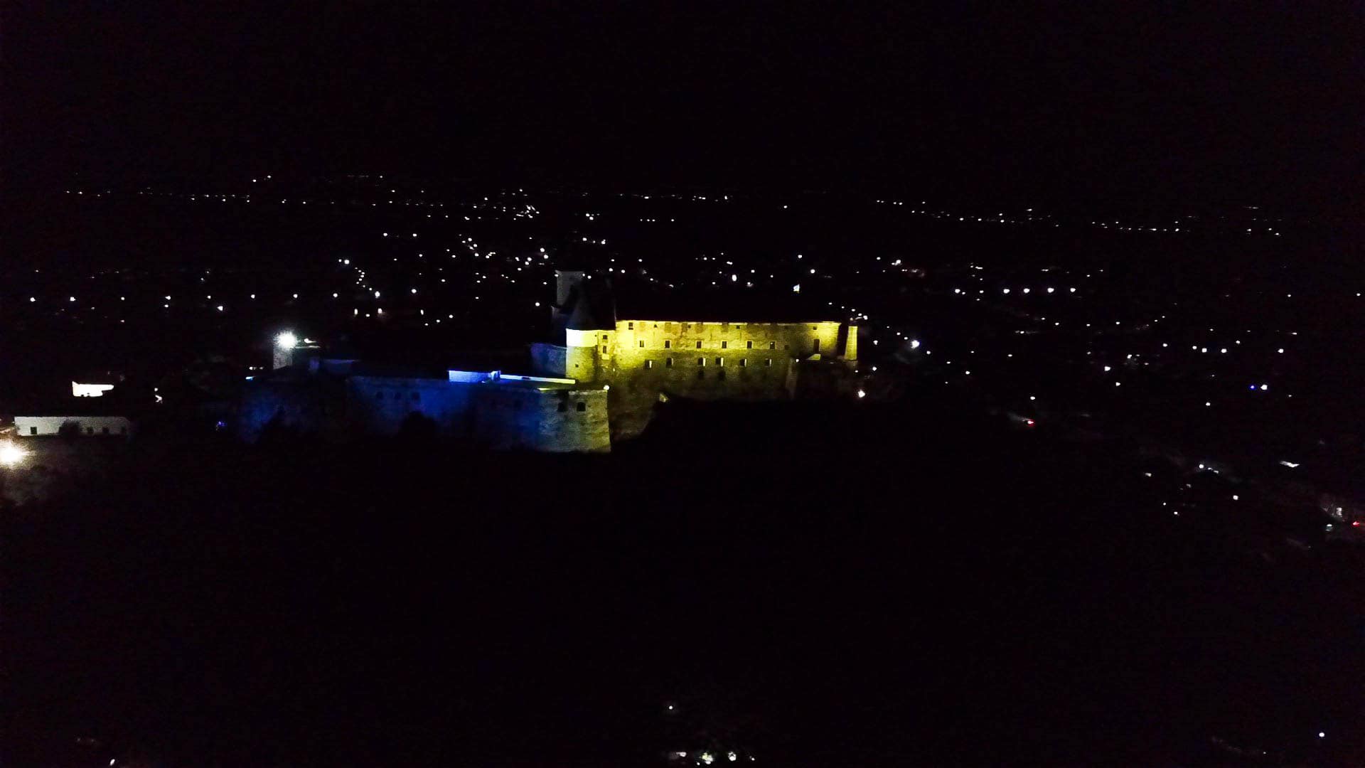 У Мукачеві замок "Паланок" підсвітили кольорами прапора України: вражаючі фото