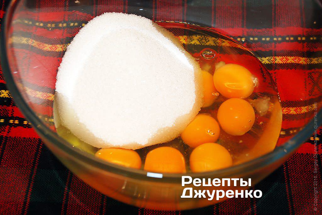 Кулинар поделился "быстрым" рецептом шарлотки с яблоками: справится даже начинающий!