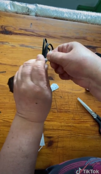 Как еще можно использовать обыкновенную медицинскую маску: полезные лайфхаки (видео)