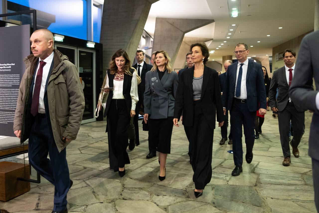 Зеленська вразила французів стильним жакетом з кульбабами під час виступу на конференції ЮНЕСКО