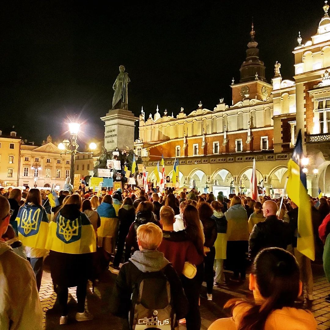 Ракетный террор РФ вывел на митинги в поддержку Украины тысячи людей в разных странах: фото и видео