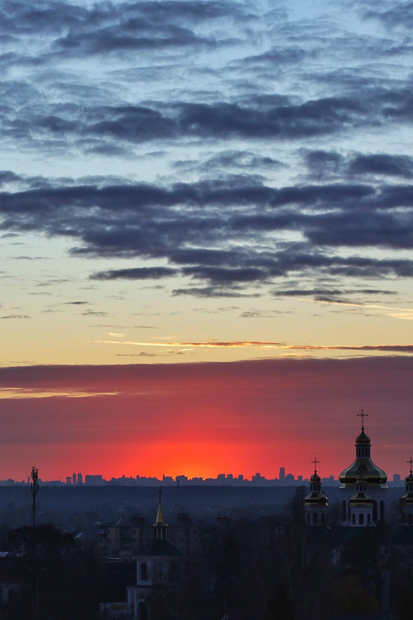 Над Киевом "пылало" небо: смотрите невероятные фото огненного заката