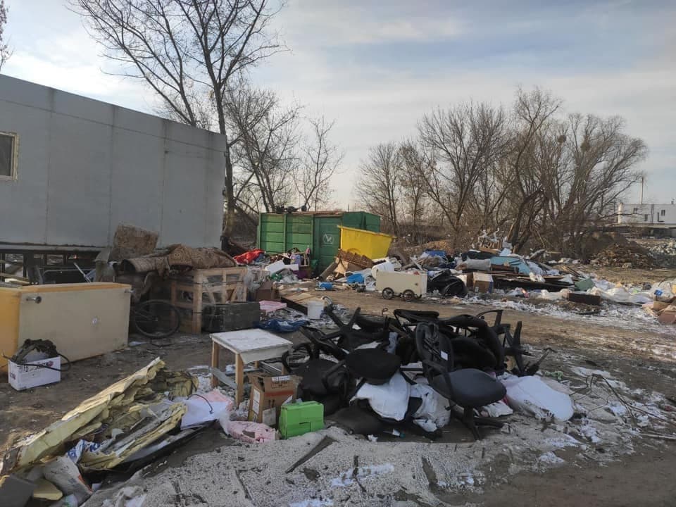 У Києві влаштували величезне звалище біля станції метро "Харківська"