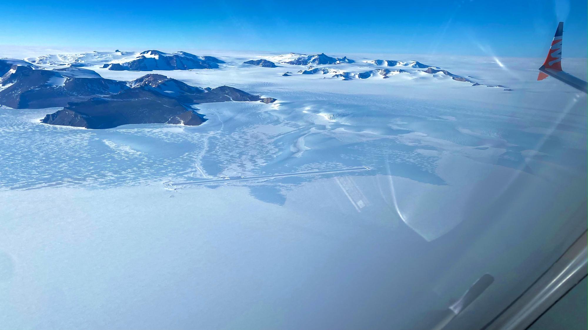 Пилоты показали, как выглядит ледяная взлетно-посадочная полоса в Антарктиде из их кабины