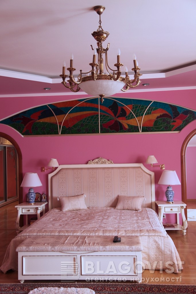 Под Киевом продают элитный особняк с местом для теннисного корта и вертолетной площадки (фото)