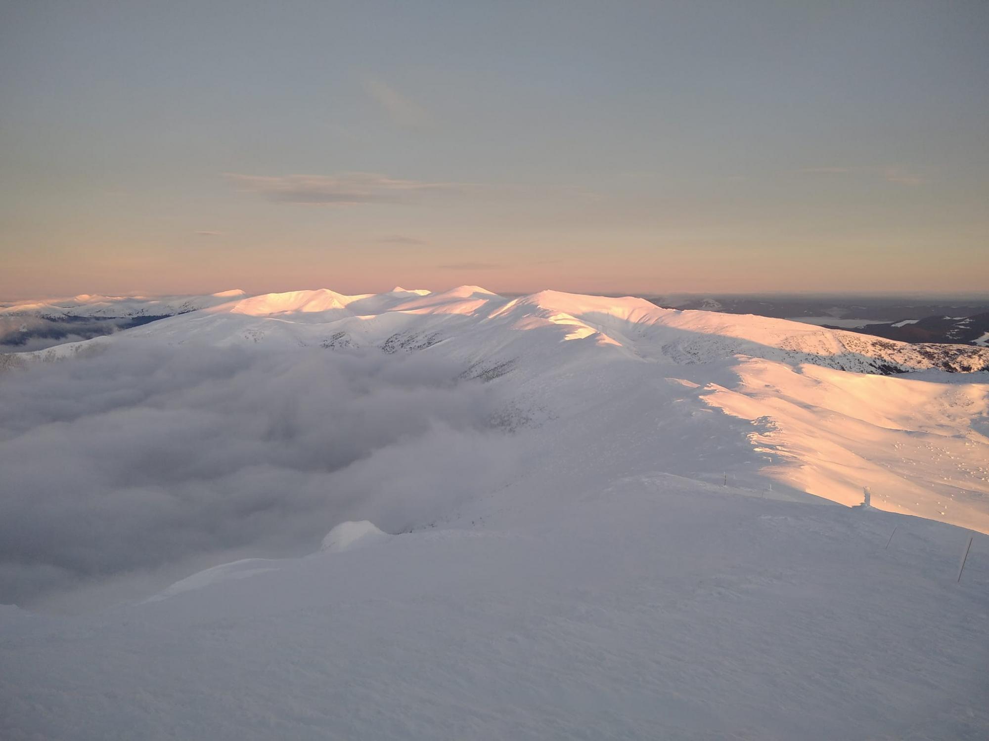 Красоту заснеженных Карпат в лучах солнца показали на сказочных фото