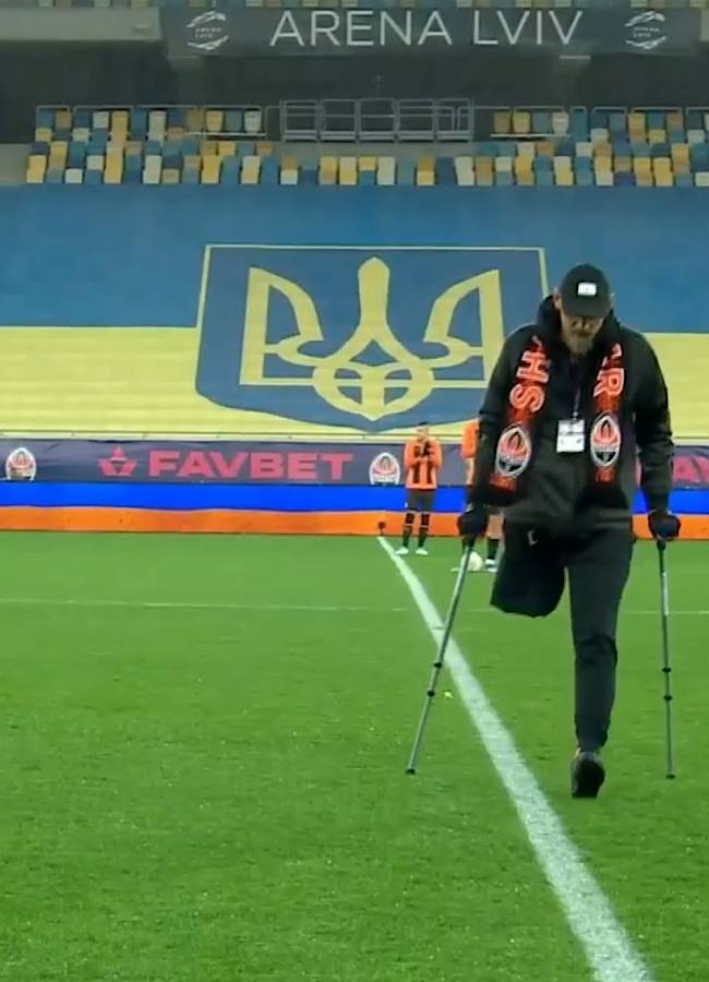 Одноногий герой України В’ячеслав Александров зробив перший удар у матчі "Шахтар" - "Дніпро 1"