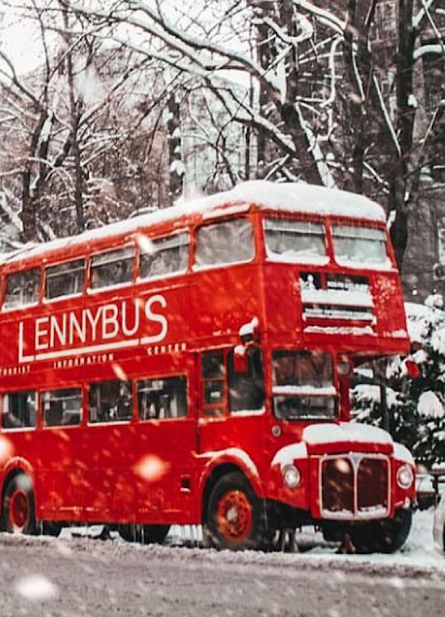 Чи знаєте ви історію червоного лондонського автобуса, який став київською кав’ярнею у самому центрі