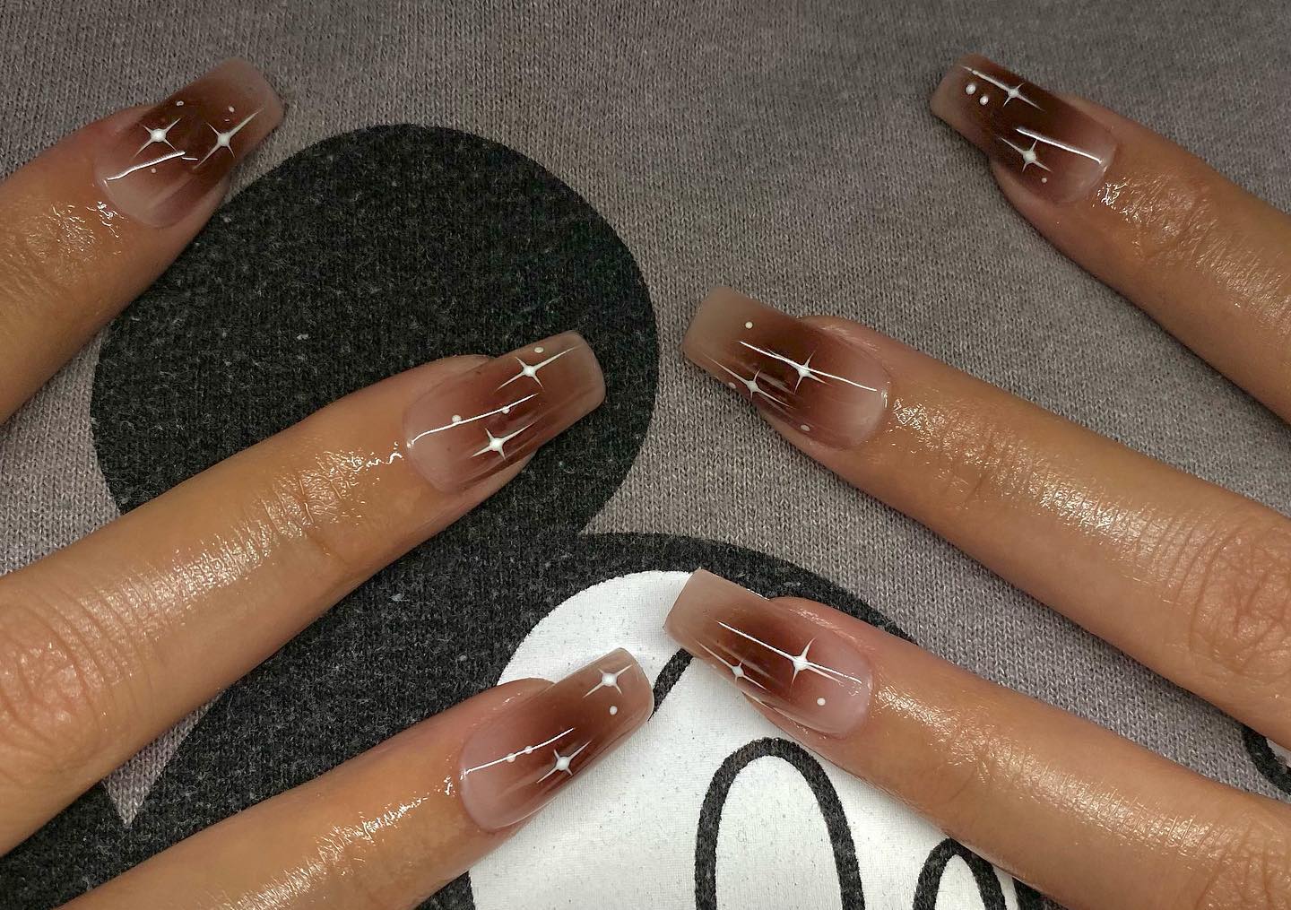 Який вигляд має трендовий манікюр з аурою: ідеї стильних дизайнів