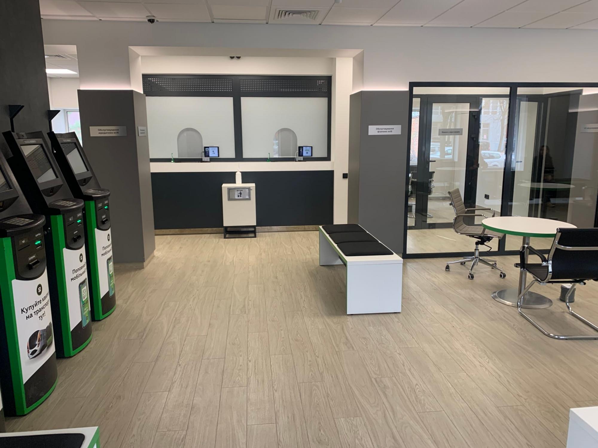 ПриватБанк открывает новые отделения: как они выглядят и чем отличаются от других (фото)