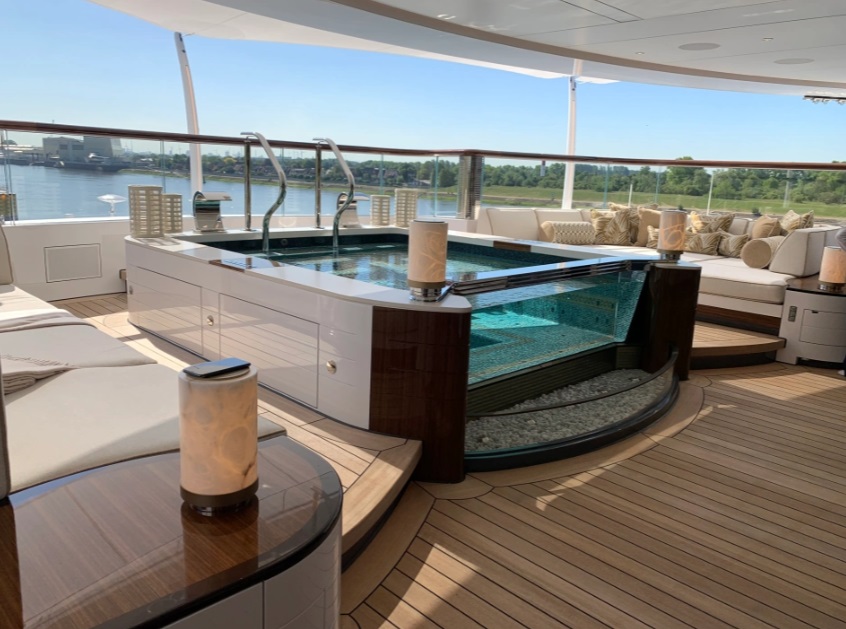 Путін вчепився зубами за свою суперяхту вартістю 700 млн доларів: як вона виглядає