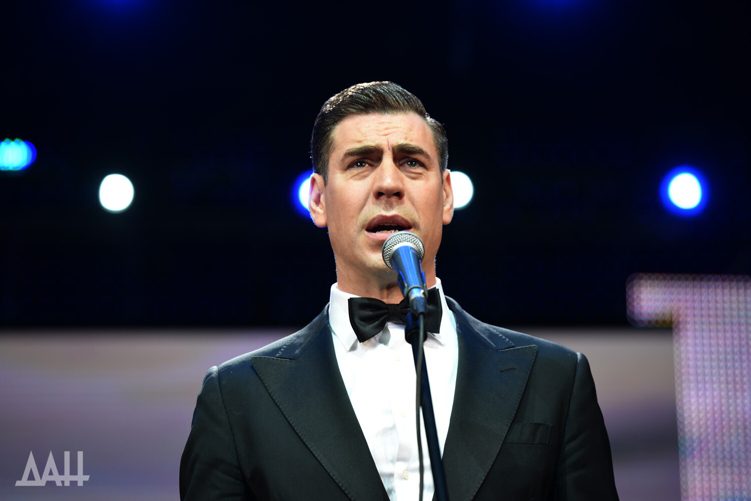 Одесситка Долина с Дюжевым и Лепсом затянули гимн РФ в Донецке (видео)