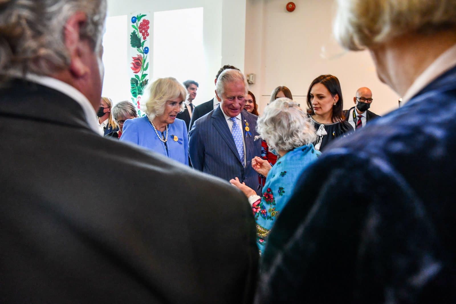 Принц Чарльз помолился за Украину и получил в подарок марку с "русским кораблем"