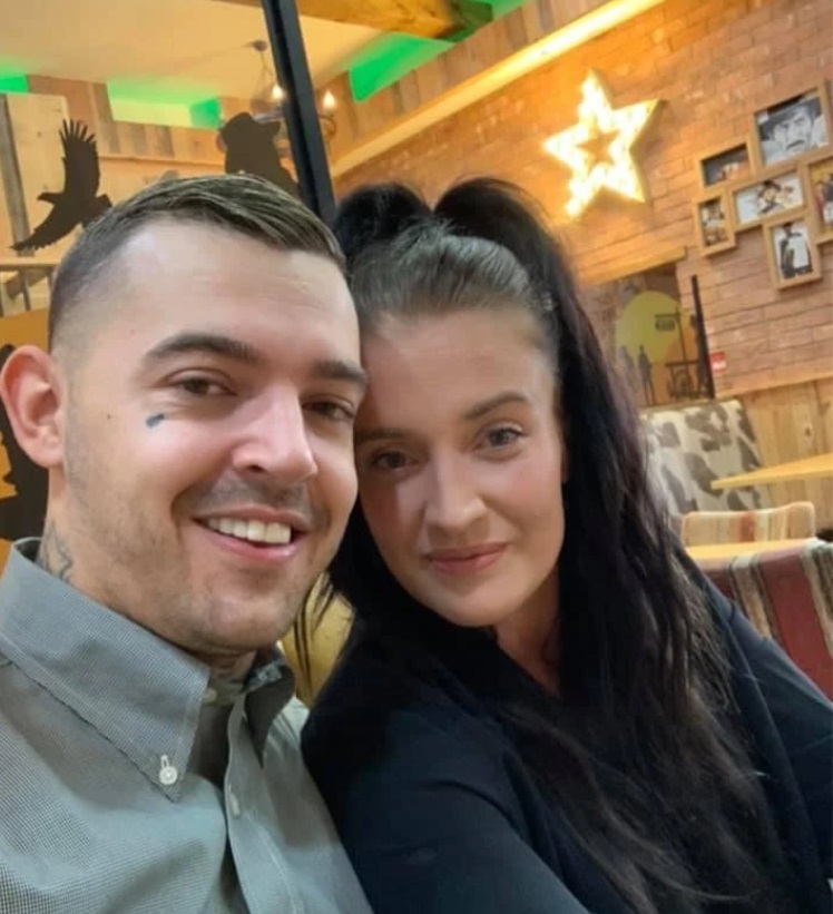 Бросил двоих детей: британец взял к себе жить украинскую беженку, а потом сбежал с ней от жены