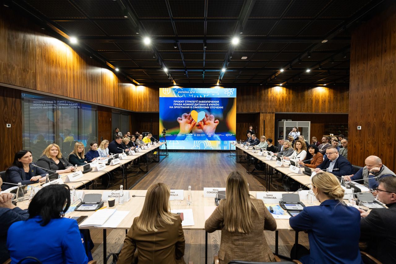 Зеленская в лаконичном костюме рассказала о важности роста детей в полноценной семье