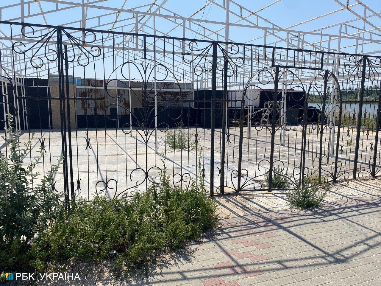 "Люди выезжают". Появились новые фото оккупированной Арабатской Стрелки в разгар сезона