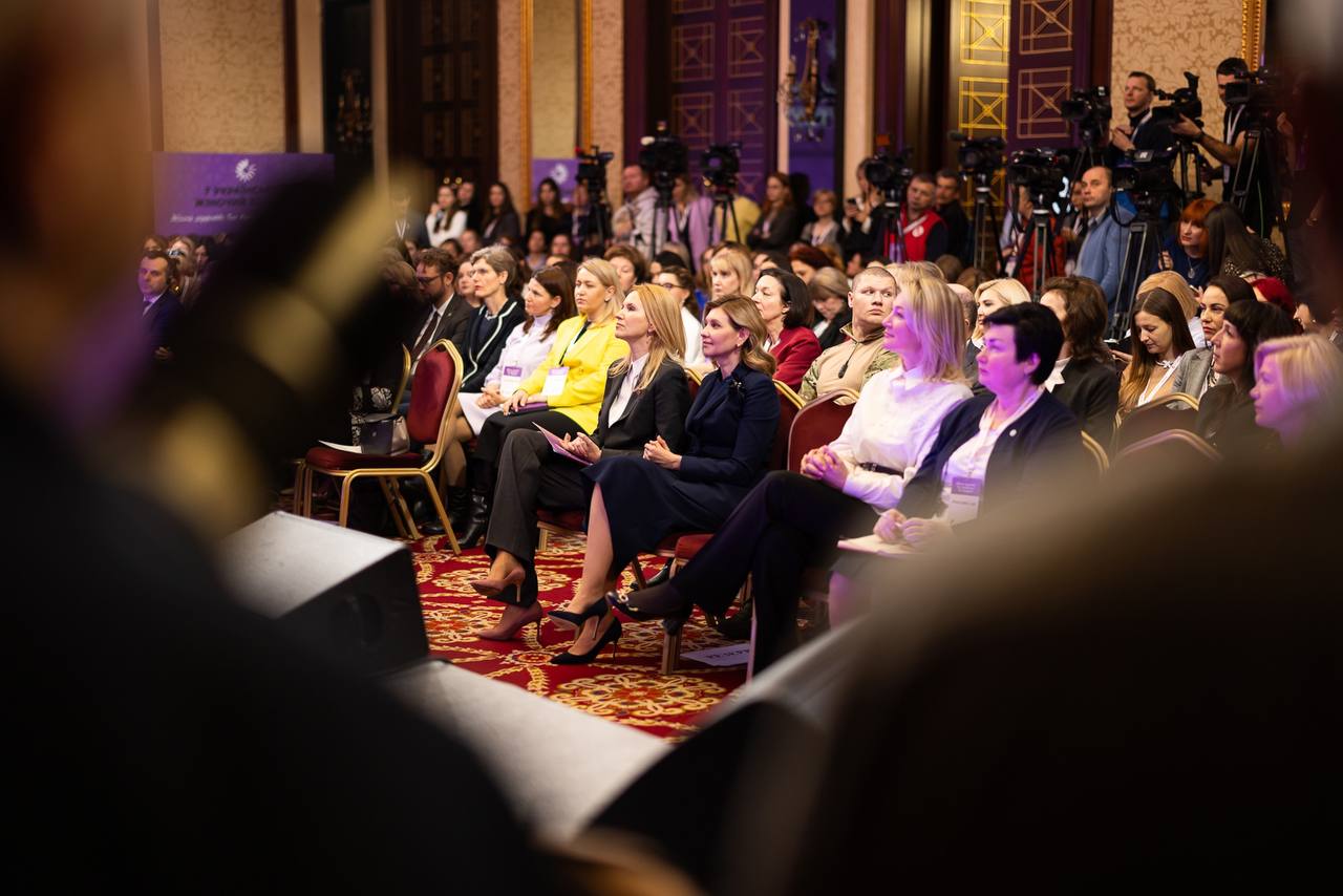 С аккуратными локонами и в элегантном костюме Елена Зеленская выступила на женском конгрессе