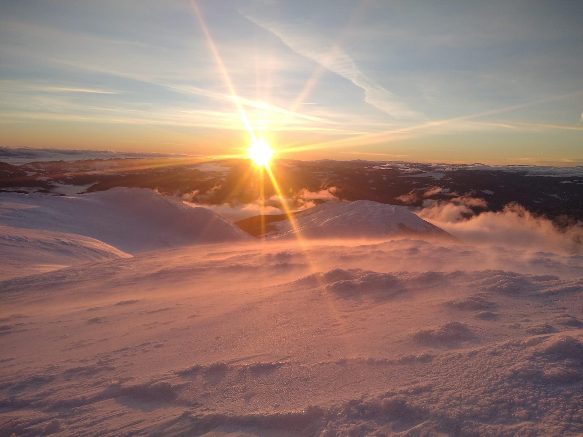 Красоту заснеженных Карпат в лучах солнца показали на сказочных фото