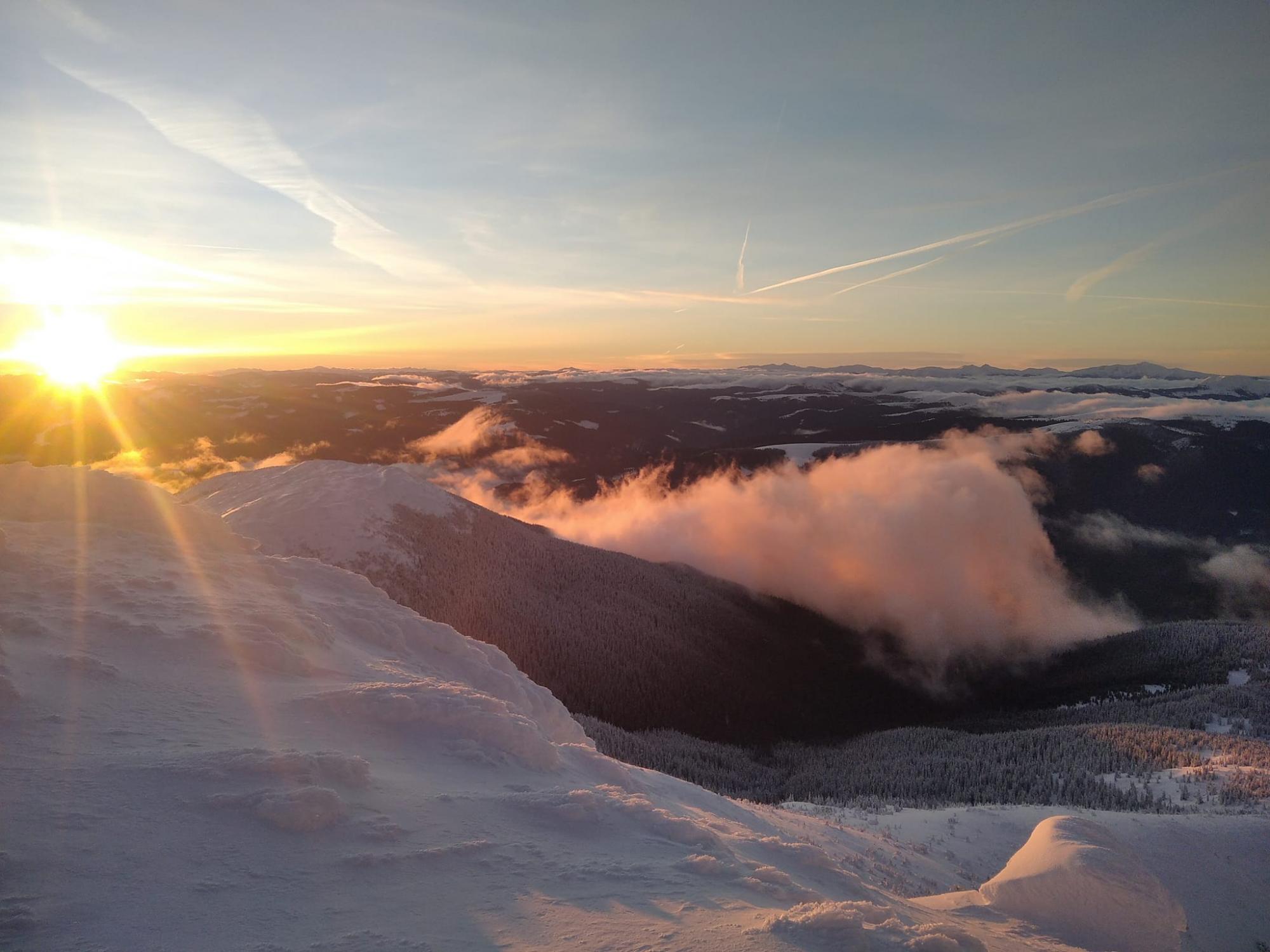 Красоту заснеженных Карпат в лучах солнца показали на сказочных фото