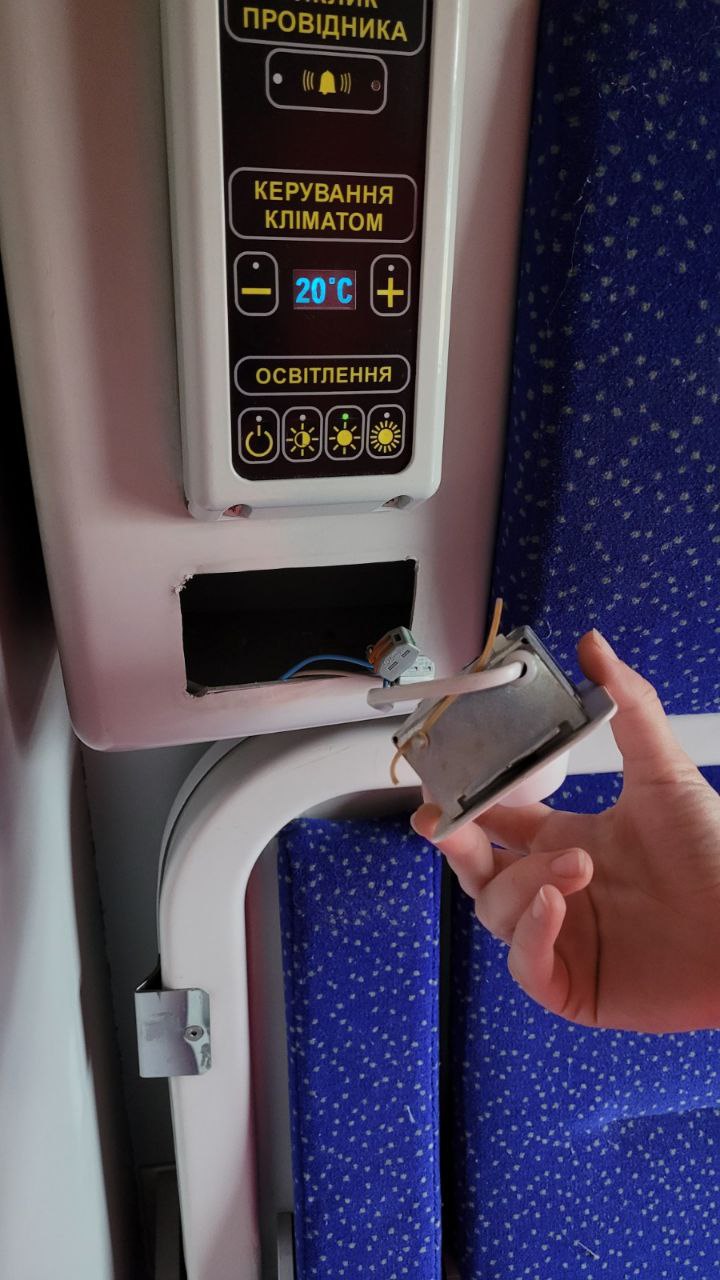 УЗ втрапила в скандал з новими вагонами: все зламано, сморід, і це за 1800 гривень