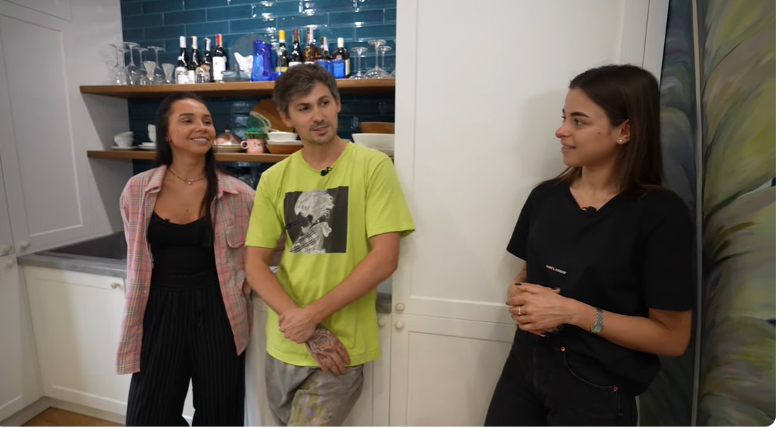 На стелі зірки, а на стінах - ліс. Як виглядає шикарний будинок Жені Кота та його дружини під Києвом (відео)