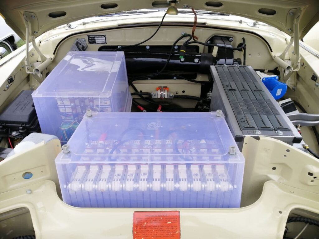 Українець перетворив раритетне радянське авто на стильний електрокар: фото "монстра"